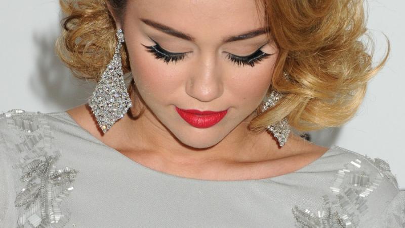 FOTO! Miley Cyrus, IMBATRANITA la Oscar 2012!