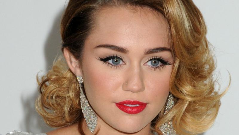 FOTO! Miley Cyrus, IMBATRANITA la Oscar 2012!