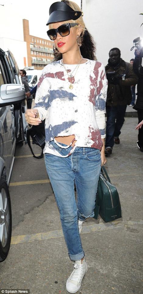 FOTO! Ce neingrijita! Rihanna a iesit cu hainele RUPTE in public