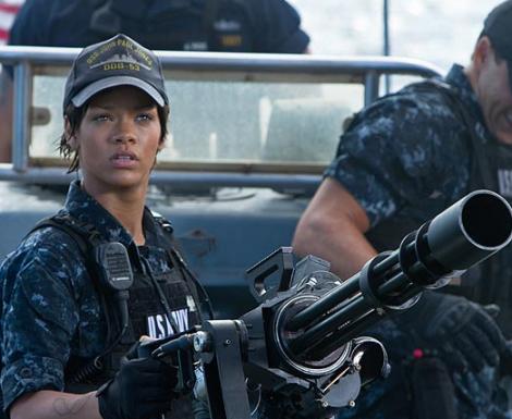 FOTO! Rihanna trage cu tunul in filmul "Battleship"
