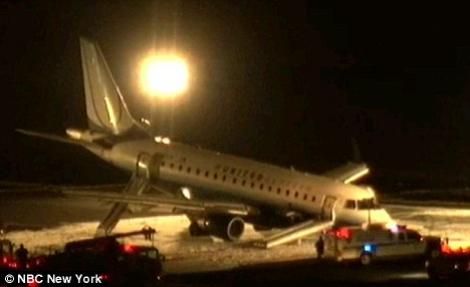 VIDEO! Aterizare de urgenta pe aeroportul din New Jersey: Avionul a aterizat "in nas"