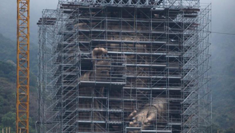 FOTO! Cea mai mare statuie budista e aproape gata!