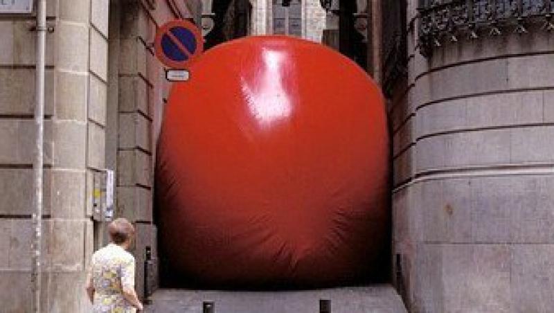 FOTO! O minge rosie uriasa face spectacol in toata lumea