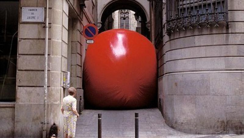 FOTO! O minge rosie uriasa face spectacol in toata lumea