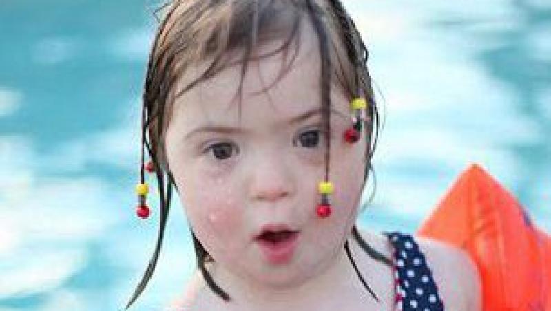 Marea Britanie: O fetita cu sindrom down a devenit fotomodel