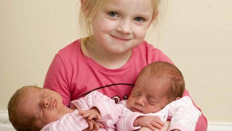 Marea Britanie: surori triplete au fost nascute la patru ani diferenta