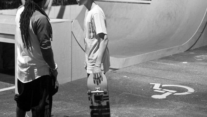 Justin Bieber si-a etalat talentul de skateboarder in fata lui Lil Wayne