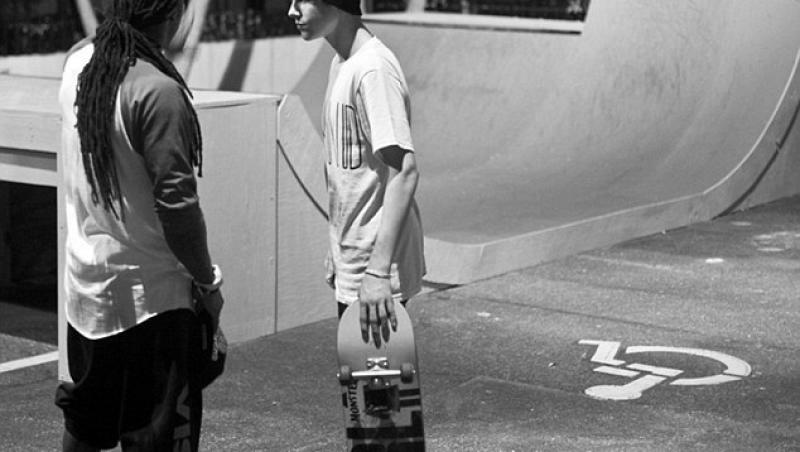 Justin Bieber si-a etalat talentul de skateboarder in fata lui Lil Wayne