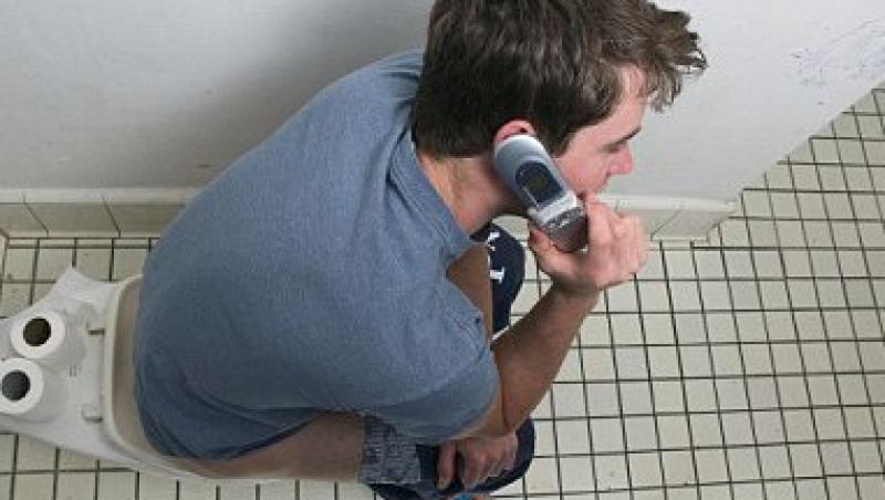 Trei sferturi din persoane recunosc ca vorbesc la telefon cand stau pe toaleta