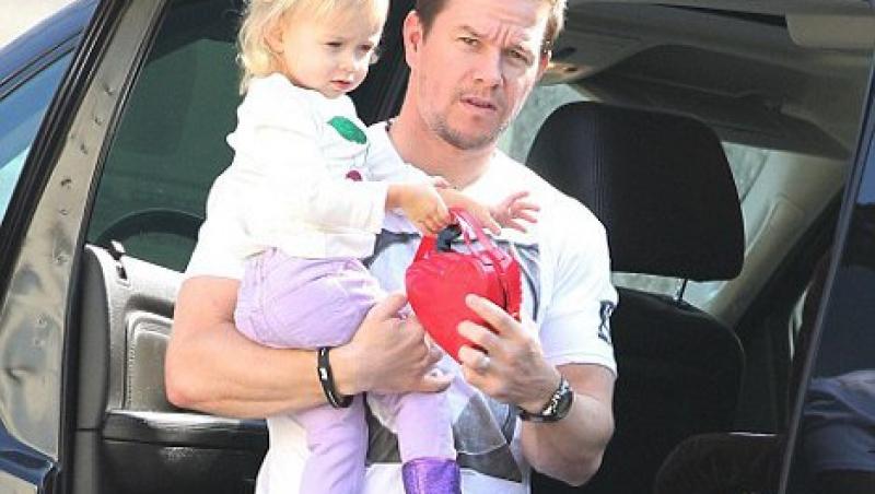 Mark Wahlberg isi rasfata fetita la cumparaturi