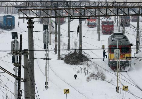 Craiova: Locomotiva unui tren personal a luat foc. Zeci de oameni, ramasi blocati pe camp