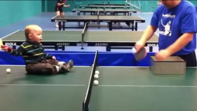 VIDEO! Un bebelus joaca tenis ca un profesionist