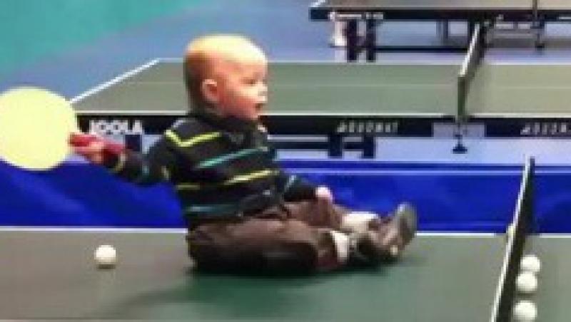 VIDEO! Un bebelus joaca tenis ca un profesionist