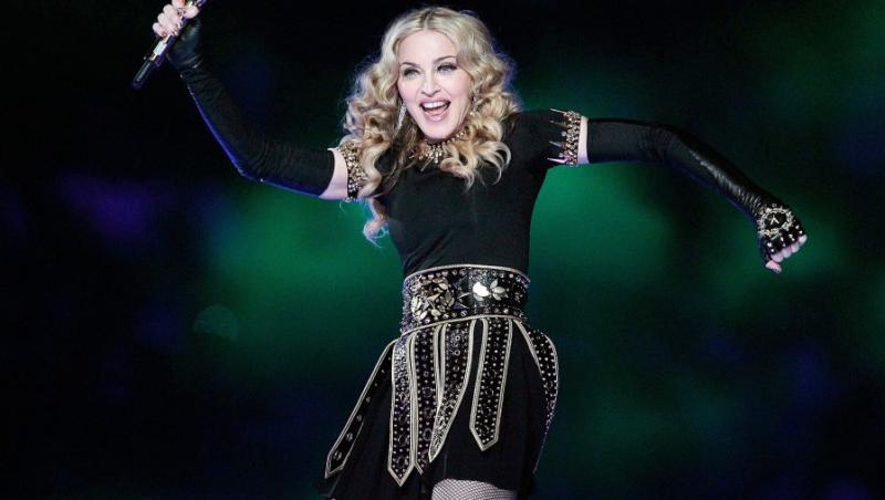 VIDEO! Madonna a fost cat pe ce sa-si rupa un picior la Super Bowl