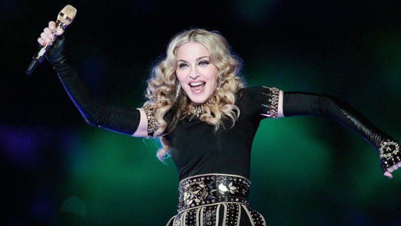VIDEO! Madonna a fost cat pe ce sa-si rupa un picior la Super Bowl