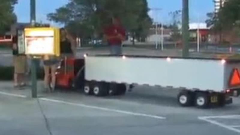 VIDEO! S-a plimbat prin oras cu un camion de jucarie