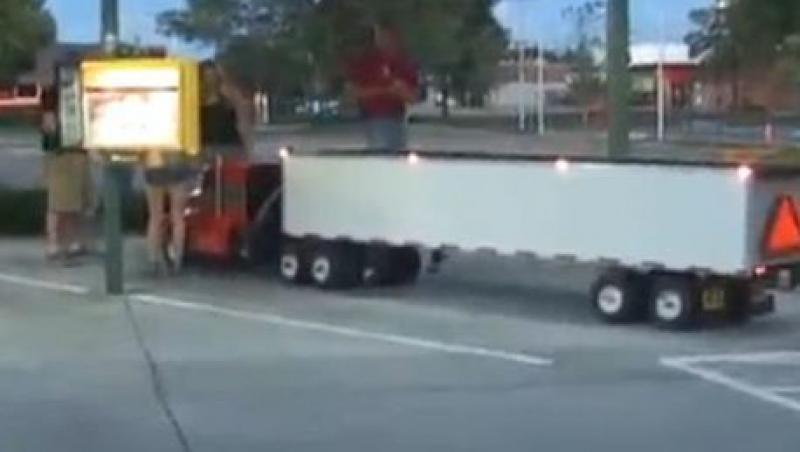 VIDEO! S-a plimbat prin oras cu un camion de jucarie