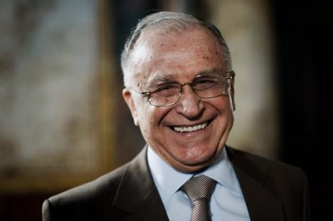 Ion Iliescu: Demisia Guvernului Boc, similara cu cea a Cabinetului Roman din 1991