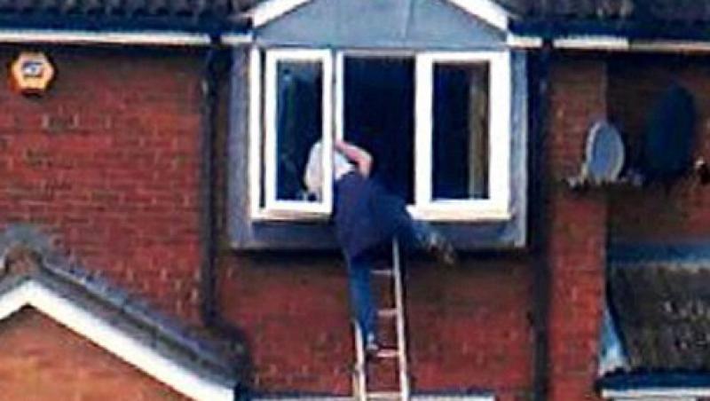 Un spalator de geamuri a fost filmat in timp ce se strecura intr-o casa, pentru a fura