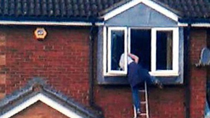 Un spalator de geamuri a fost filmat in timp ce se strecura intr-o casa, pentru a fura