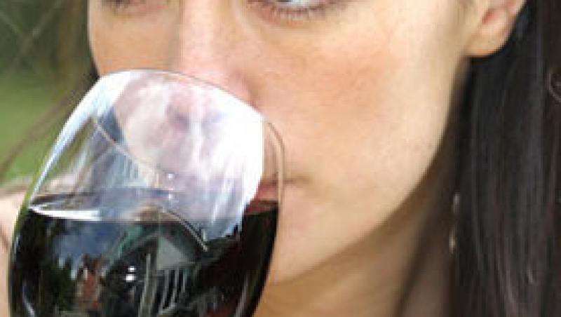 Aparitia cancerului bucal, favorizata de doua pahare de vin pe zi