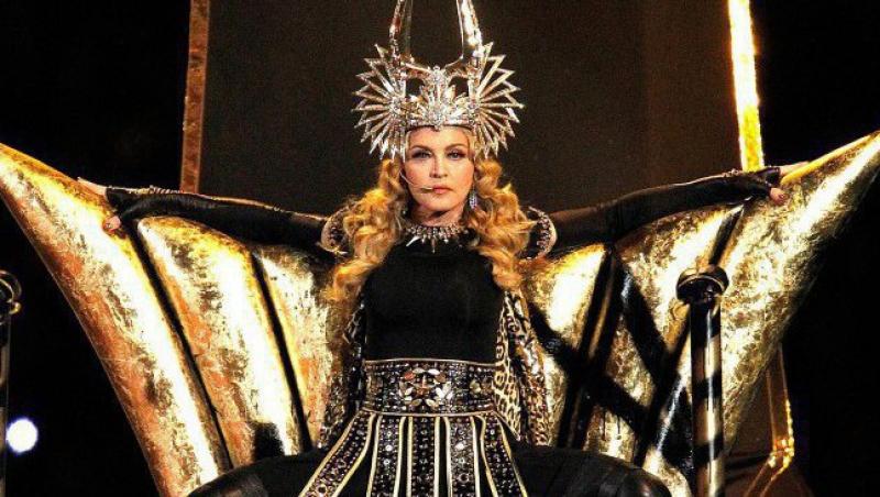 FOTO! Madonna, tinta glumelor din cauza tinutei de la Superbowl
