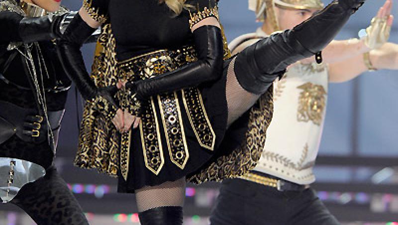 FOTO! Madonna, tinta glumelor din cauza tinutei de la Superbowl