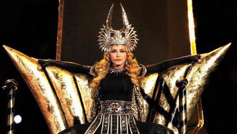 FOTO! Madonna, tinta glumelor din cauza tinutei de la Superbowl