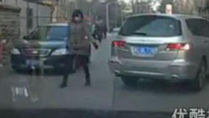 VIDEO! Cum sa nu fii furat in trafic: Vezi cum a cazut o chinezoaica in plasa hotilor!