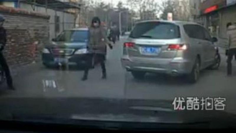 VIDEO! Cum sa nu fii furat in trafic: Vezi cum a cazut o chinezoaica in plasa hotilor!