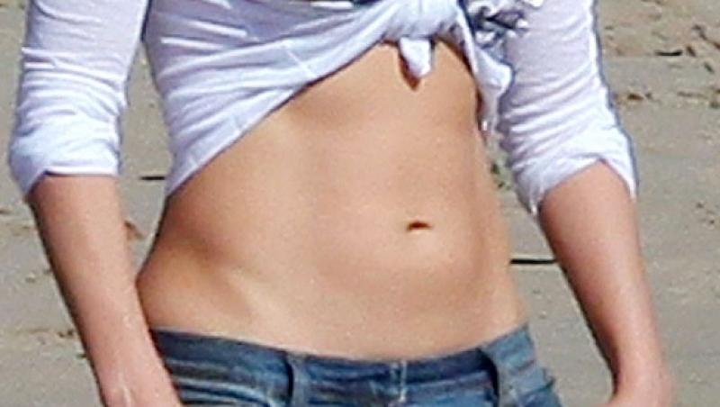 FOTO! Jennifer Lopez are un abdomen PERFECT la 42 de ani!