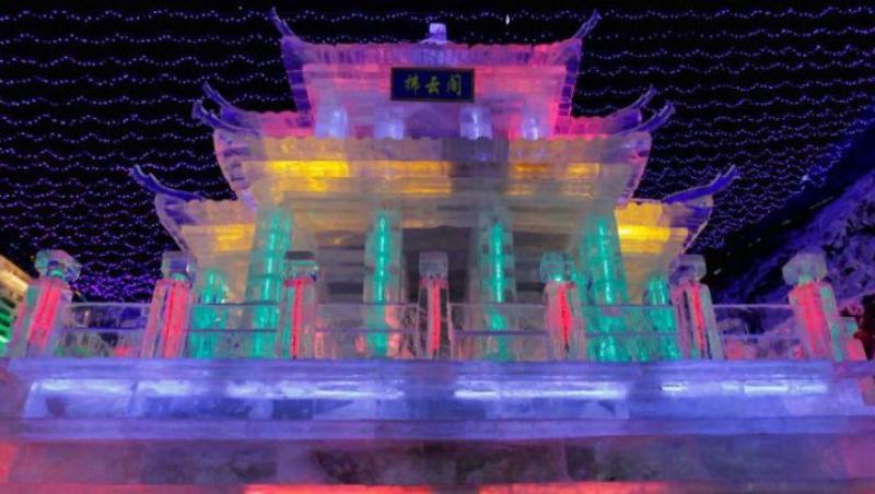 Sculpturi de gheata multicolore in Beijing