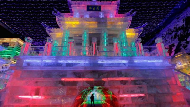 Sculpturi de gheata multicolore in Beijing