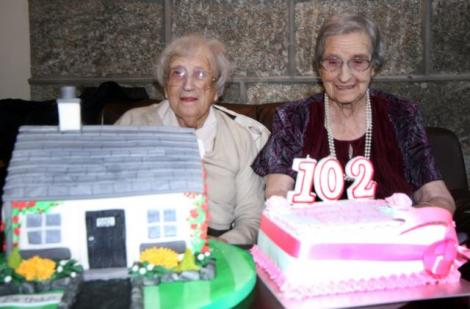 Cele mai batrane gemene din lume au 102 ani si 35 de stranepoti