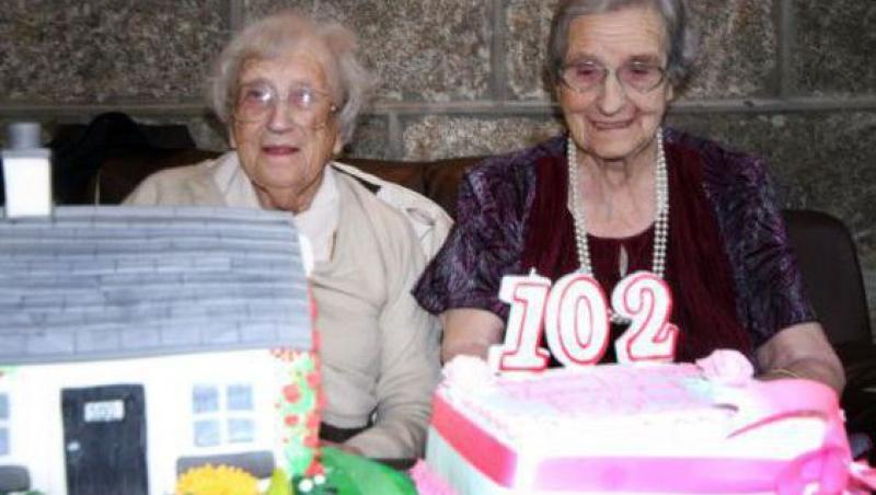 Cele mai batrane gemene din lume au 102 ani si 35 de stranepoti