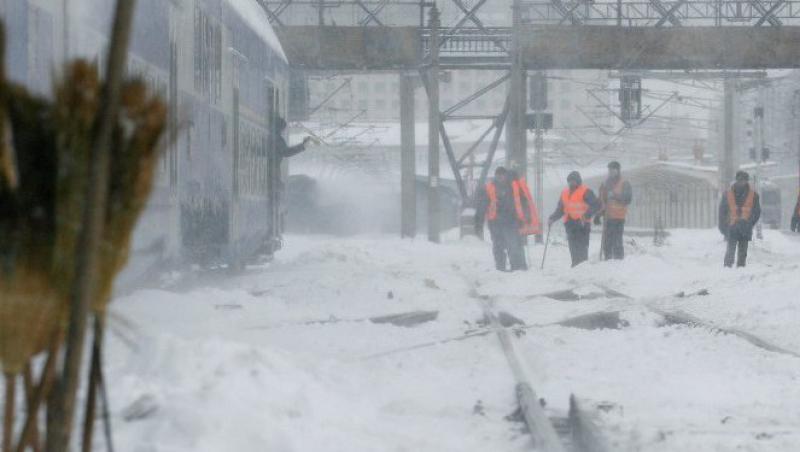 Tren blocat in zapada in Calarasi: Pasagerii, preluati de autocare