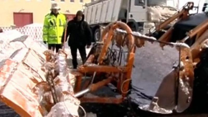 VIDEO! Trafic blocat in Capitala, dupa ce un utilaj de deszapezire s-a dezintegrat