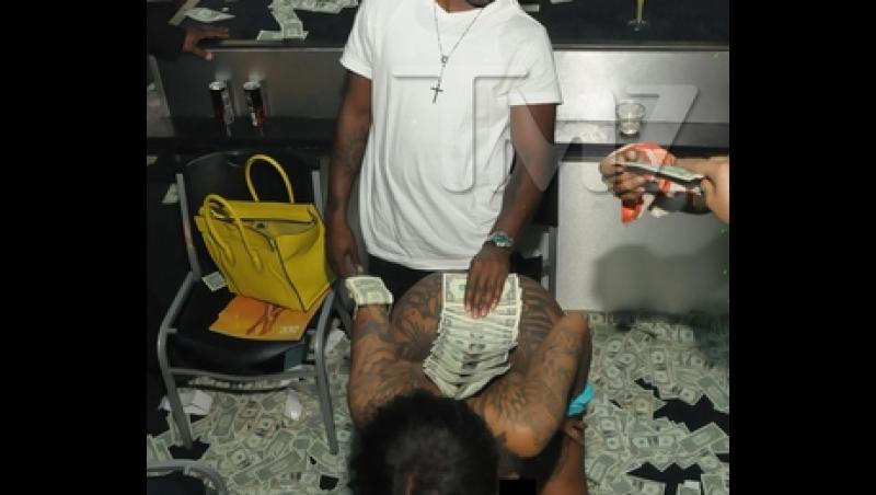 FOTO! Manelistii, invidiosi: un rapper american a umplut de bani o stripperita