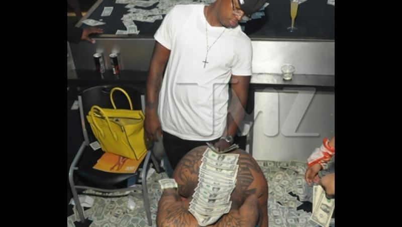 FOTO! Manelistii, invidiosi: un rapper american a umplut de bani o stripperita