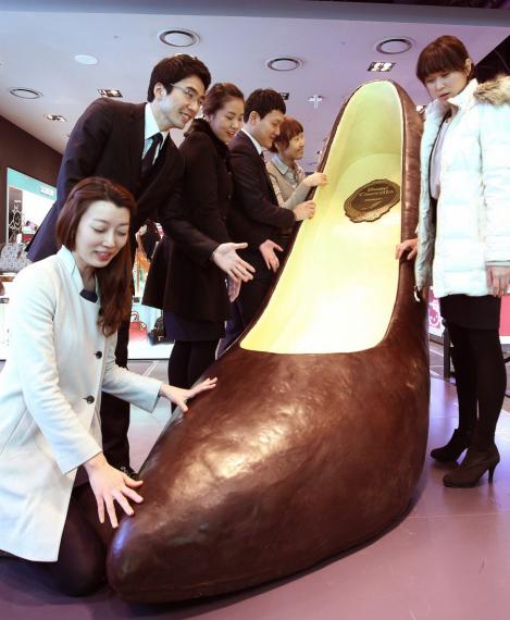 FOTO! Vezi cel mai mare pantof de ciocolata din lume!