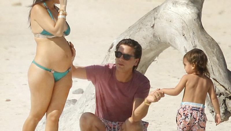 FOTO! Kourtney Kardashian, cu burta de gravida pe plaja