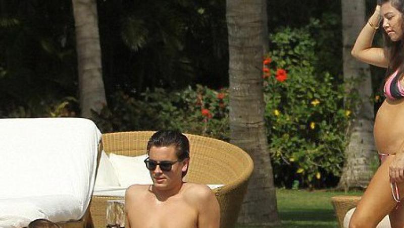 FOTO! Kourtney Kardashian, cu burta de gravida pe plaja