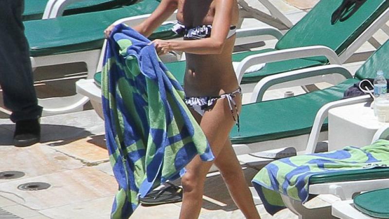 FOTO! Selena Gomez, intr-un bikini sumar la plaja