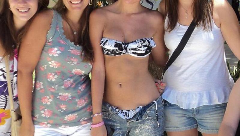 FOTO! Selena Gomez, intr-un bikini sumar la plaja