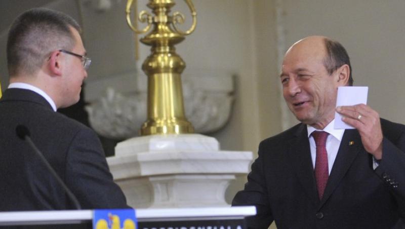 Ungureanu, emotionat la depunerea juramantului: A vrut sa ramana langa Basescu
