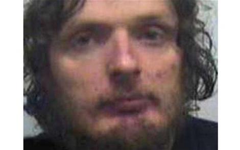 Politia britanica il cauta pe "Omul Lup", care de patru ani traieste in paduri