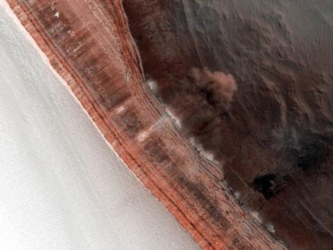 FOTO! Vezi cum arata o avalansa pe Marte!