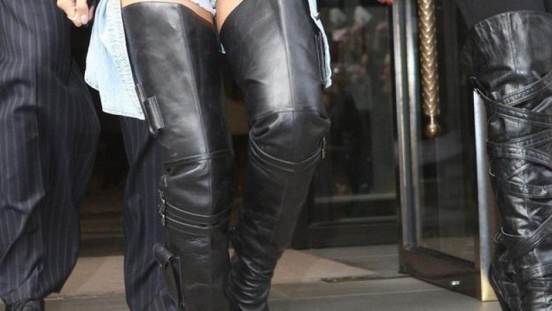 FOTO! Rihanna, cu cizmele pana in gat