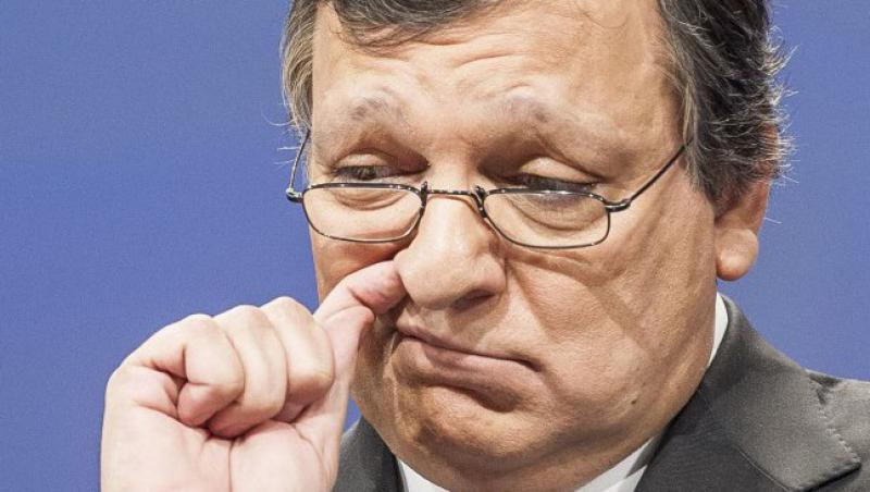 FOTO! José Manuel Barroso, surprins cu degetul in nas la summitul UE