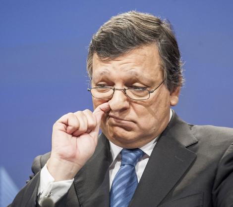 FOTO! José Manuel Barroso, surprins cu degetul in nas la summitul UE